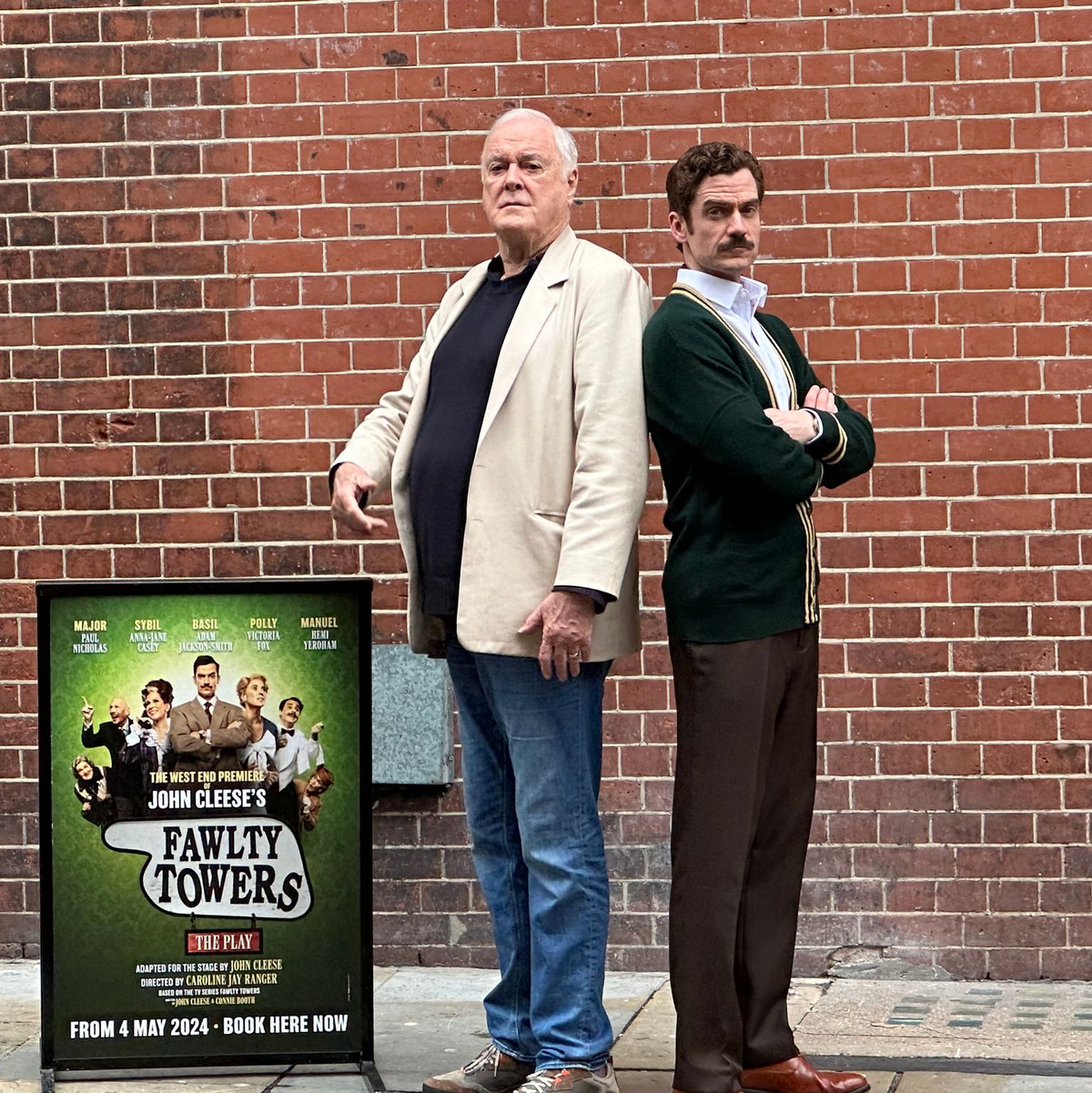 John Cleese (l) bei der Präsentation für sein Theaterstück «Fawlty Towers». (Archivbild) - Foto: Benedikt von Imhoff/dpa