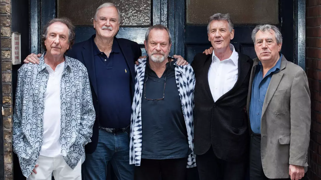 2014 trat John Cleese (2.v.l.) ein letztes Mal mit seinen Monty-Python-Kollegen auf. (Archivbild) - Bild: Daniel Leal-Olivas/EPA/dpa