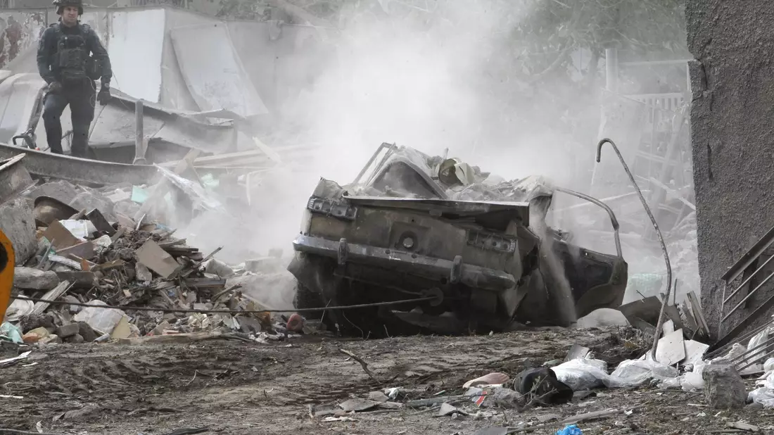 Bei russischen Angriffen mit Raketen und Drohnen werden im ukrainischen Hinterland regelmäßig auch Wohnviertel getroffen. (Archivbild) - Bild: -/Ukrinform/dpa