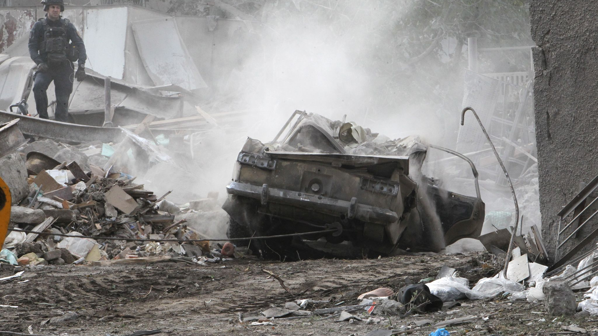 Bei russischen Angriffen mit Raketen und Drohnen werden im ukrainischen Hinterland regelmäßig auch Wohnviertel getroffen. (Archivbild) - Foto: -/Ukrinform/dpa