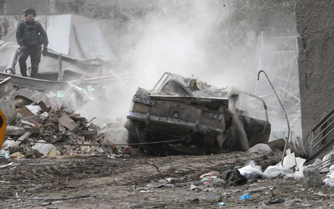 Bei russischen Angriffen mit Raketen und Drohnen werden im ukrainischen Hinterland regelmäßig auch Wohnviertel getroffen. (Archivbild) - Foto: -/Ukrinform/dpa