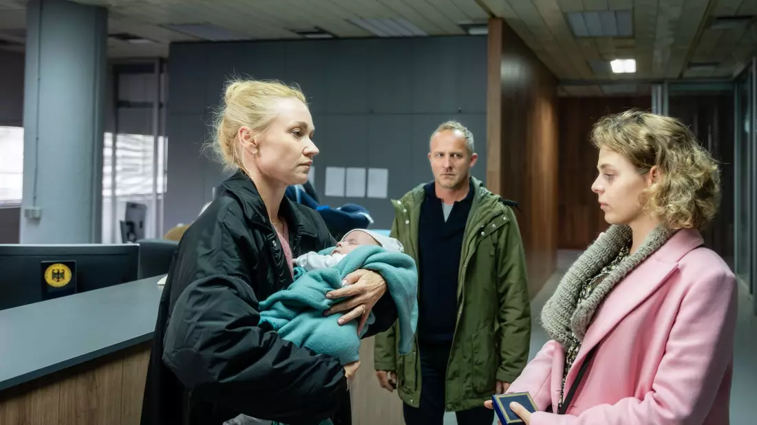 Wegen des Ukraine-Krieges bleibt das Baby für Niclas und Judith länger bei Leihmutter Oksana als geplant. - Bild: Alexander Fischerkoesen/ZDF/dpa