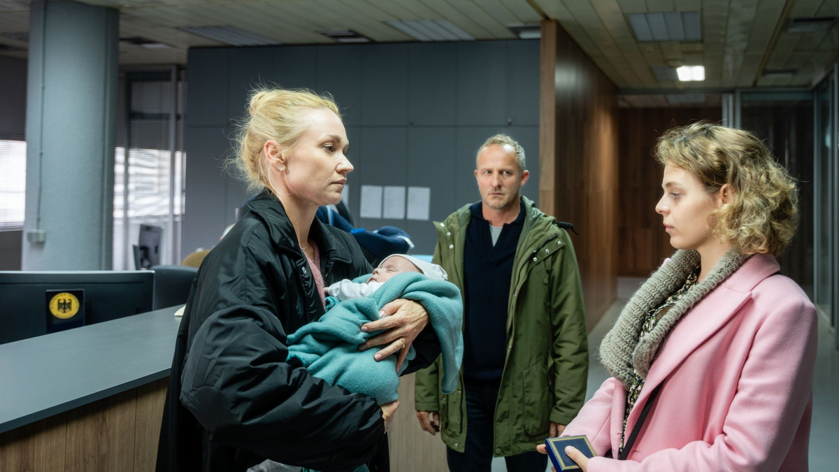 Wegen des Ukraine-Krieges bleibt das Baby für Niclas und Judith länger bei Leihmutter Oksana als geplant. - Foto: Alexander Fischerkoesen/ZDF/dpa