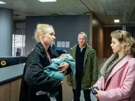 Wegen des Ukraine-Krieges bleibt das Baby für Niclas und Judith länger bei Leihmutter Oksana als geplant. - Foto: Alexander Fischerkoesen/ZDF/dpa