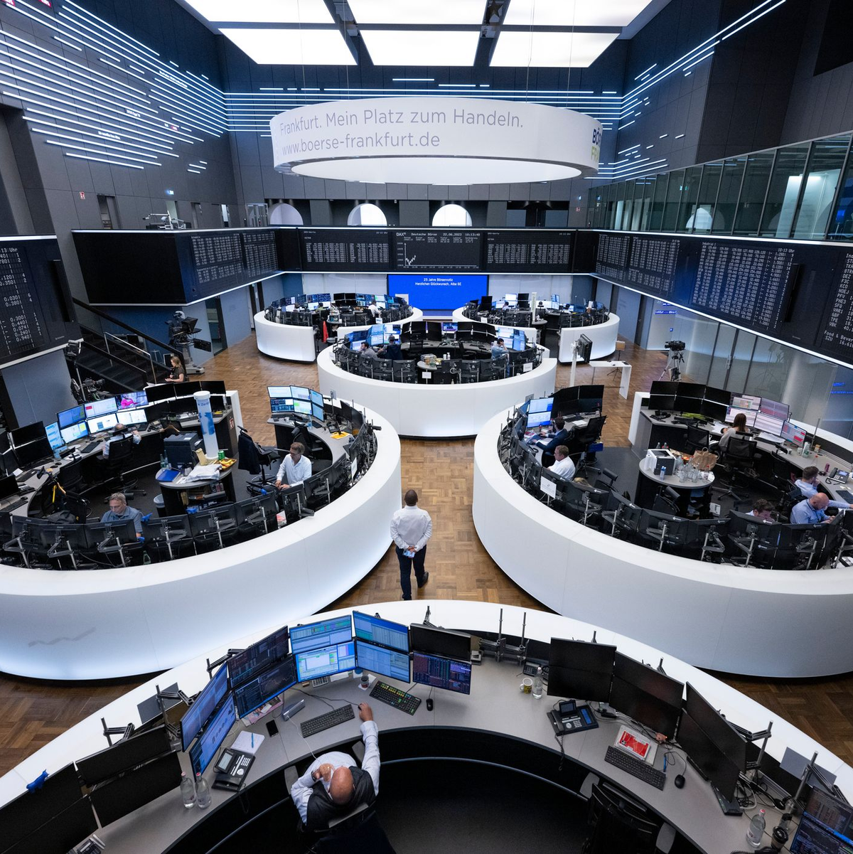 Deutsche Sparer setzen gerne auf Bankeinlagen - und lassen sich die Chancen der Börse entgehen (Archivbild). - Foto: Boris Roessler/dpa