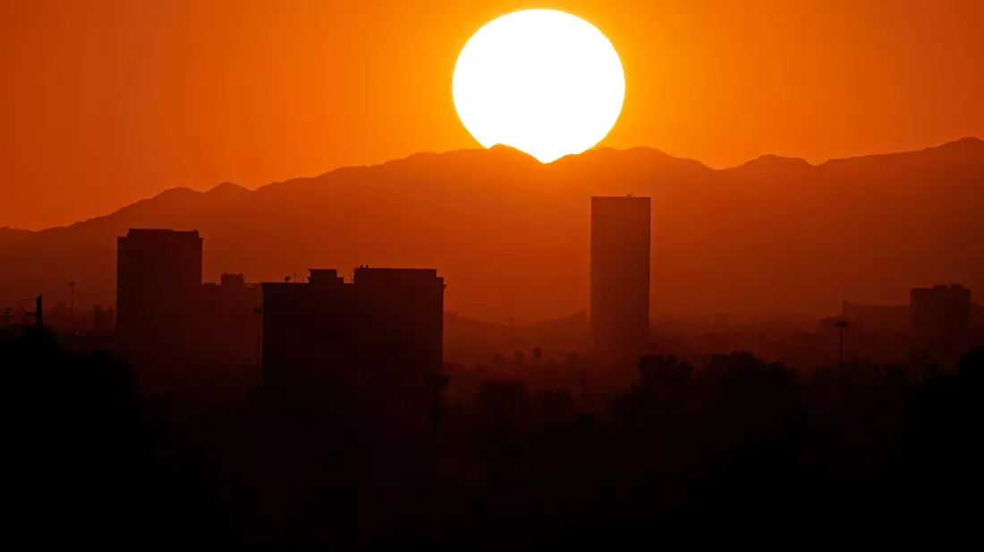 Arizona gehört zu den Swing States, die bei Demokraten und Republikanern besonders hart umkämpft sind. (Archivbild) - Bild: Charlie Riedel/AP/dpa