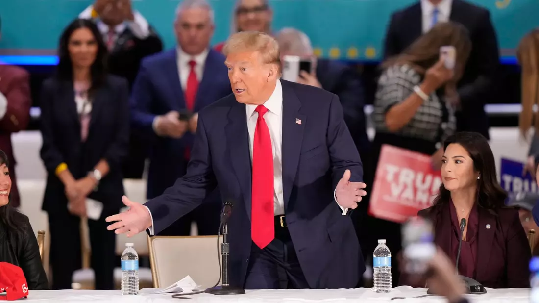 Trump trifft sich mit Wählerinnen und Wählern, die lateinamerikanische Wurzeln haben. (Archivbild) - Bild: Lynne Sladky/AP/dpa