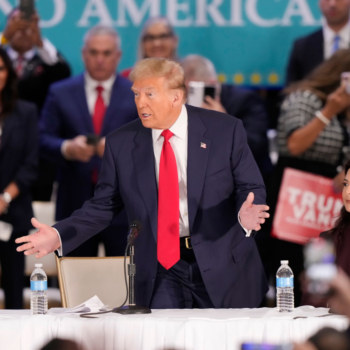 Trump trifft sich mit Wählerinnen und Wählern, die lateinamerikanische Wurzeln haben. (Archivbild) - Foto: Lynne Sladky/AP/dpa