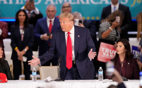 Trump trifft sich mit Wählerinnen und Wählern, die lateinamerikanische Wurzeln haben. (Archivbild) - Foto: Lynne Sladky/AP/dpa