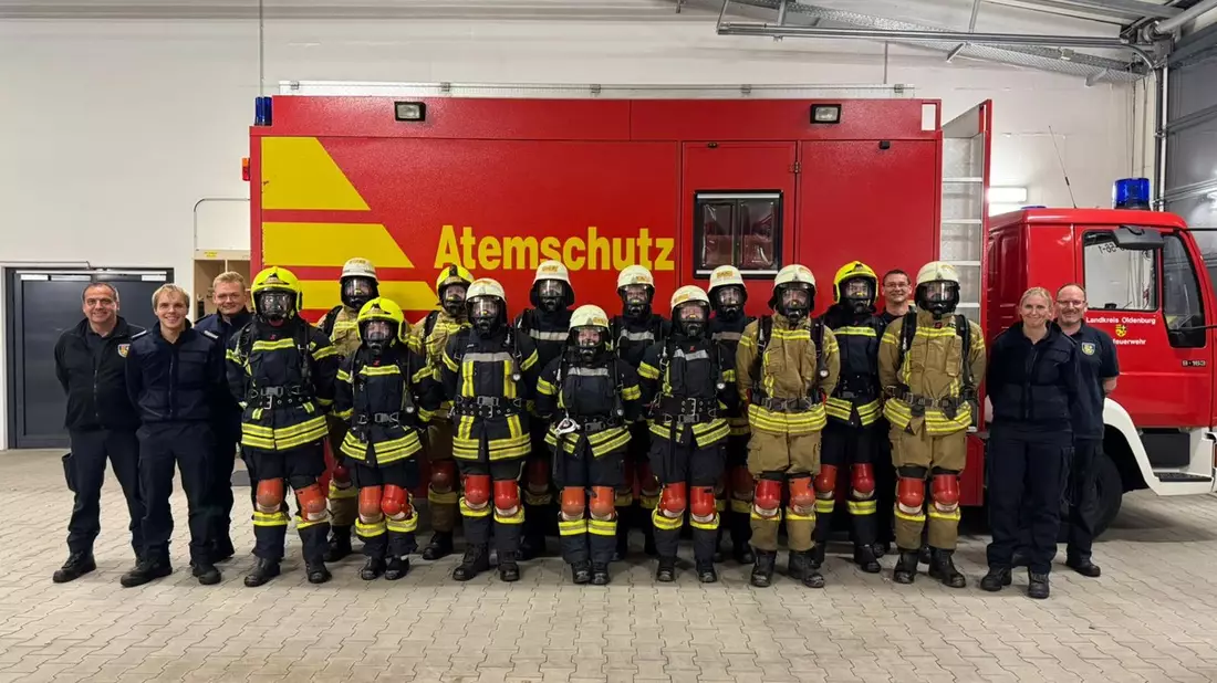 FW-OLL: 13 neue Atemschutzgeräteträgerinnen und Atemschutzgeräteträger im Landkreis Oldenburg - Bild: presseportal.de