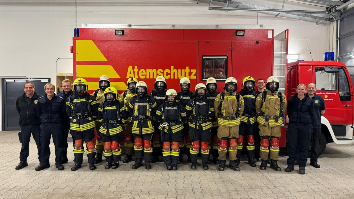 FW-OLL: 13 neue Atemschutzgeräteträgerinnen und Atemschutzgeräteträger im Landkreis Oldenburg - Foto: presseportal.de
