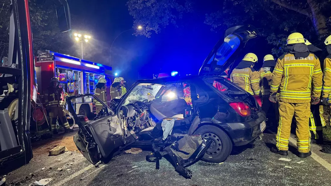 FW Osterholz-Scharm.: Pkw kollidiert frontal mit Linienbus - Bild: presseportal.de