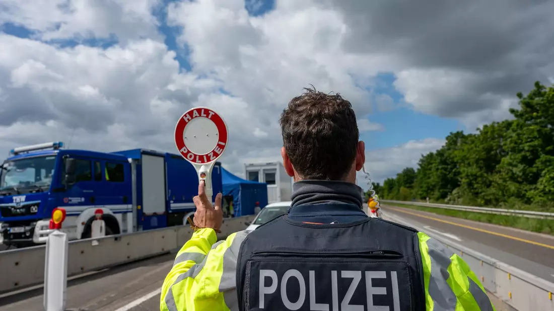 Bundesinnenministerin Nancy Faeser begründete die Anordnung stationärer Kontrollen an allen Landgrenzen ab Mitte September mit irregulärer Migration sowie dem Schutz vor islamistischen Terroristen und grenzüberschreitender Kriminalität. (Archivbild) - Bild: Harald Tittel/dpa