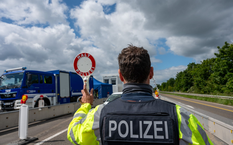 Bundesinnenministerin Nancy Faeser begründete die Anordnung stationärer Kontrollen an allen Landgrenzen ab Mitte September mit irregulärer Migration sowie dem Schutz vor islamistischen Terroristen und grenzüberschreitender Kriminalität. (Archivbild) - Foto: Harald Tittel/dpa