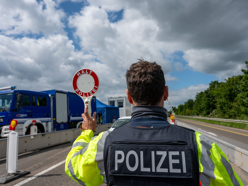 Bundesinnenministerin Nancy Faeser begründete die Anordnung stationärer Kontrollen an allen Landgrenzen ab Mitte September mit irregulärer Migration sowie dem Schutz vor islamistischen Terroristen und grenzüberschreitender Kriminalität. (Archivbild) - Foto: Harald Tittel/dpa