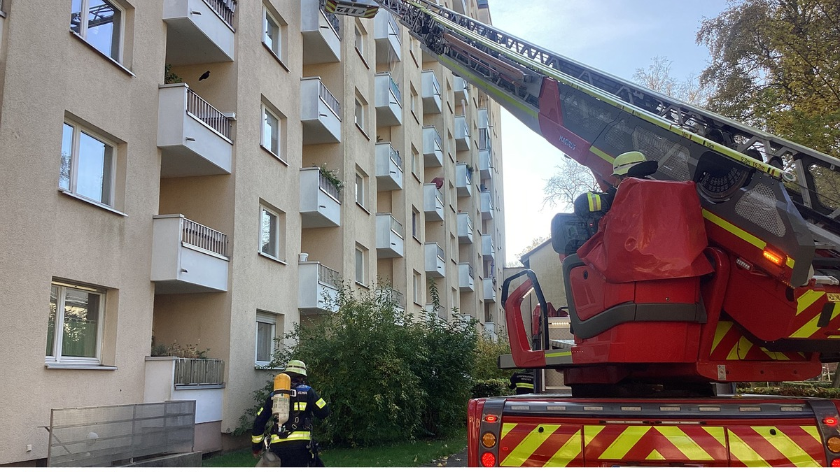 FW-M: Küchenbrand - Familie mit Drehleiter gerettet (Berg am Laim) - Foto: presseportal.de