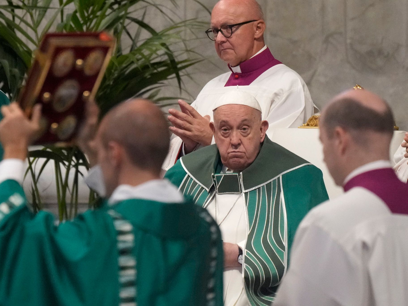 Die Weltsynode wurde am Sonntag mit einer Festmesse abgeschlossen. - Foto: Gregorio Borgia/AP/dpa