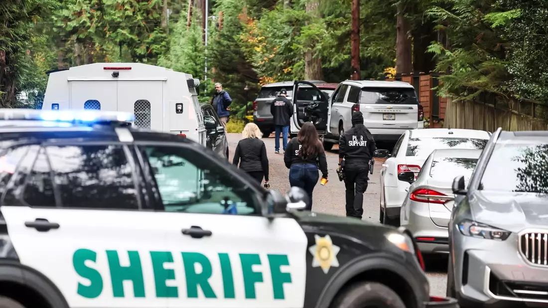 Die Polizei war mit einem Großaufgebot am Tatort in Fall City. - Bild: Kevin Clark/The Seattle Times/AP