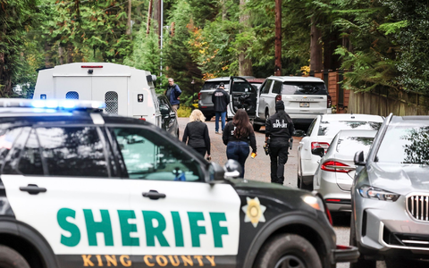 Die Polizei war mit einem Großaufgebot am Tatort in Fall City. - Foto: Kevin Clark/The Seattle Times/AP