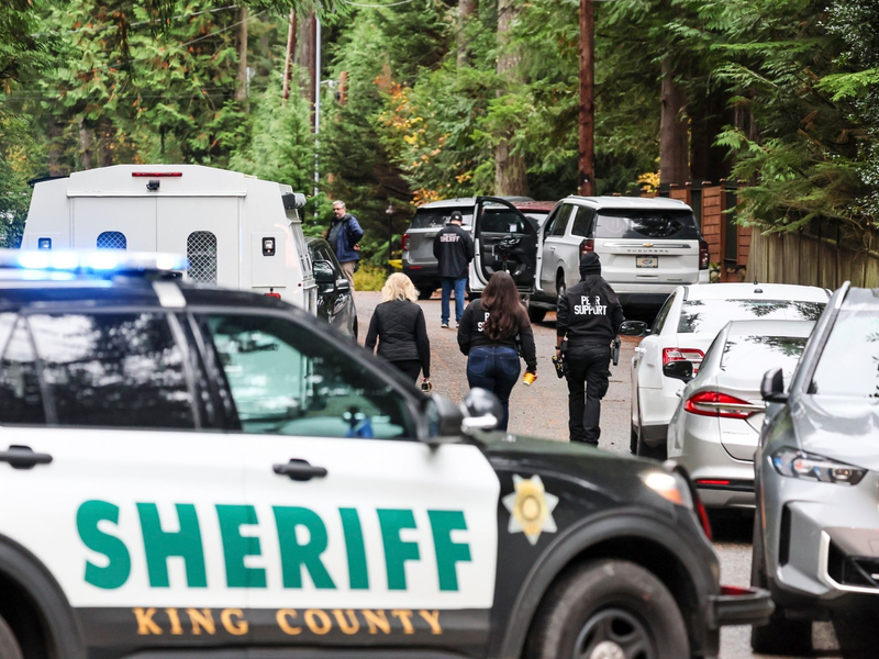 Die Polizei war mit einem Großaufgebot am Tatort in Fall City. - Foto: Kevin Clark/The Seattle Times/AP