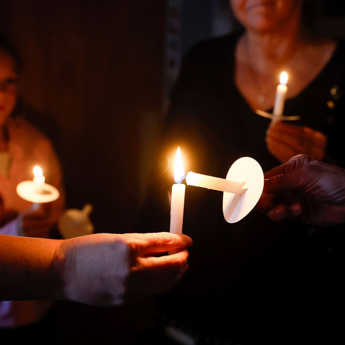 Mahnwache für die Opfer. Die Menschen in der Stadt Fall City stehen unter Schock. - Foto: Jennifer Buchanan/The Seattle Times/AP/dpa