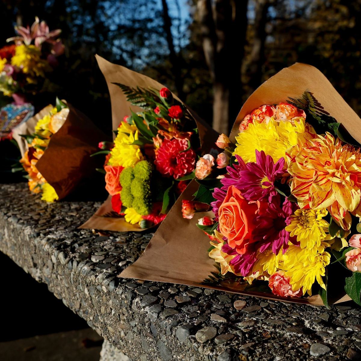 Blumensträuße in einem Park in Fall City. Die Menschen in der Stadt sind fassungslos.  - Foto: Jennifer Buchanan/The Seattle Times/AP