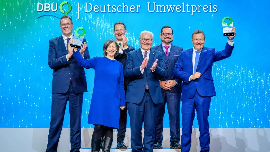 Steinmeier setzt auf Stärke der Demokratie beim Klima- und Umweltschutz/Deutscher Umweltpreis der DBU an Tanneberger und Speidel - Bild: presseportal.de