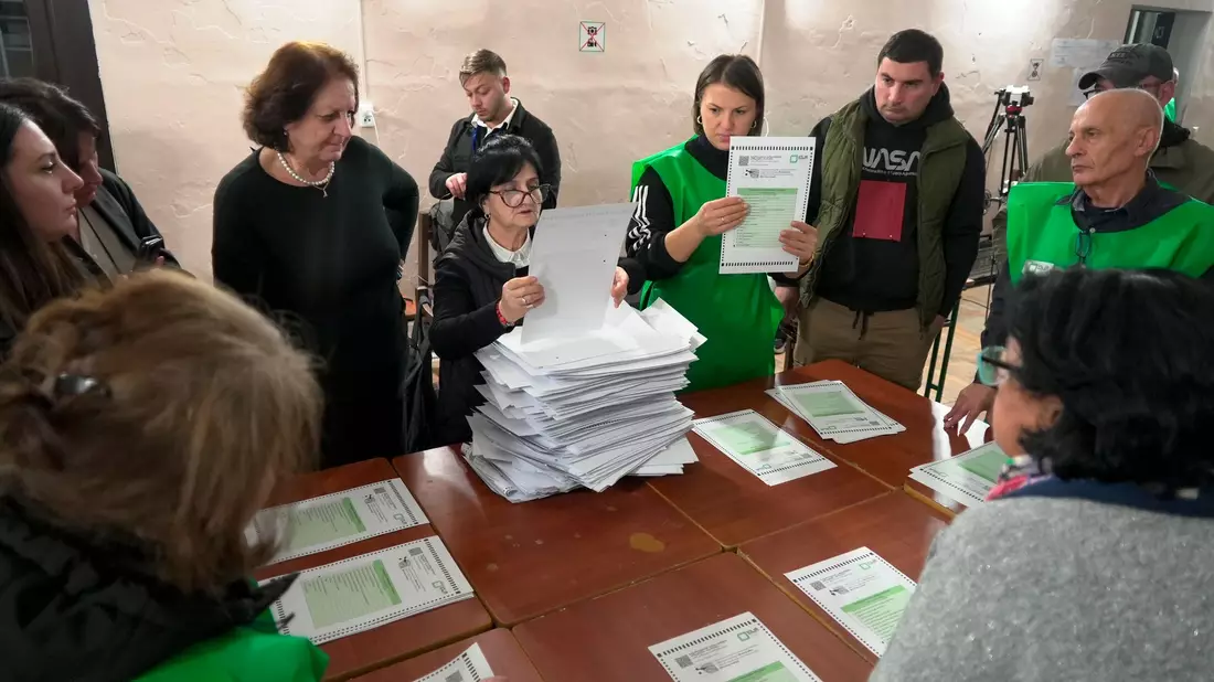 In Georgien haben die Menschen bei der Parlamentswahl über die Zukunft des Landes abgestimmt.  - Bild: Kostya Manenkov/AP/dpa