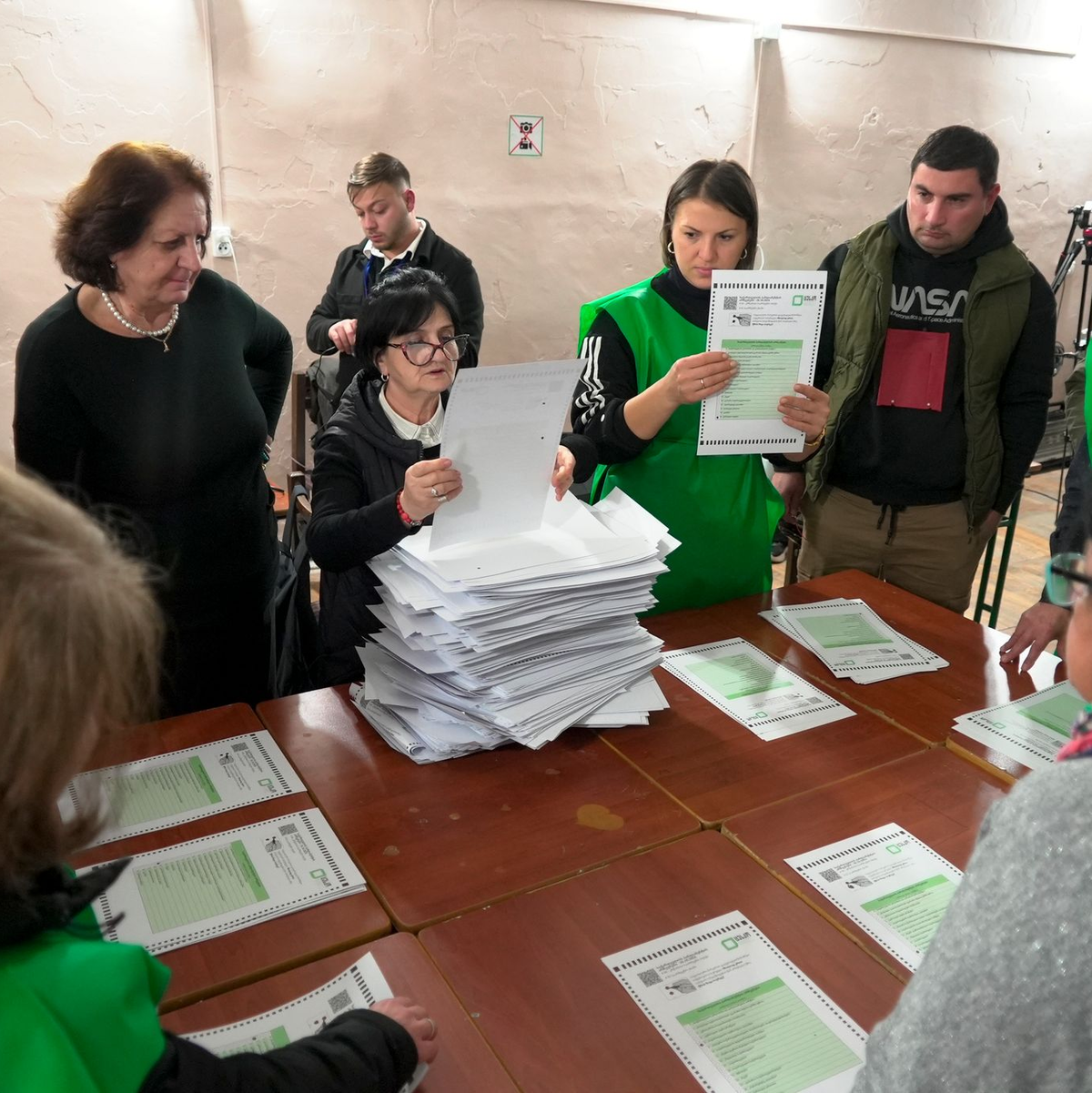In Georgien haben die Menschen bei der Parlamentswahl über die Zukunft des Landes abgestimmt. (Archivbild) - Foto: Kostya Manenkov/AP/dpa