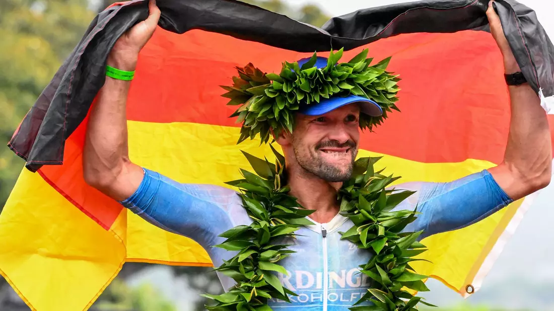 Stolzer Sieger: Patrick Lange gewinnt den Ironman auf Hawaii und jubelt. - Bild: Donald Miralle/IRONMAN/dpa