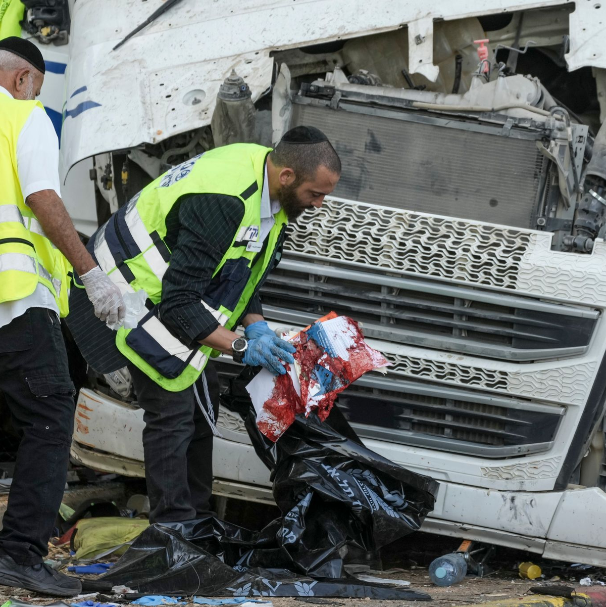 Mitglieder des Rettungs- und Bergungsteams Zaka arbeiten an der Stelle, an der ein Lkw-Fahrer eine Bushaltestelle gerammt und dabei Dutzende von Menschen verletzt hat. - Foto: Oded Balilty/AP