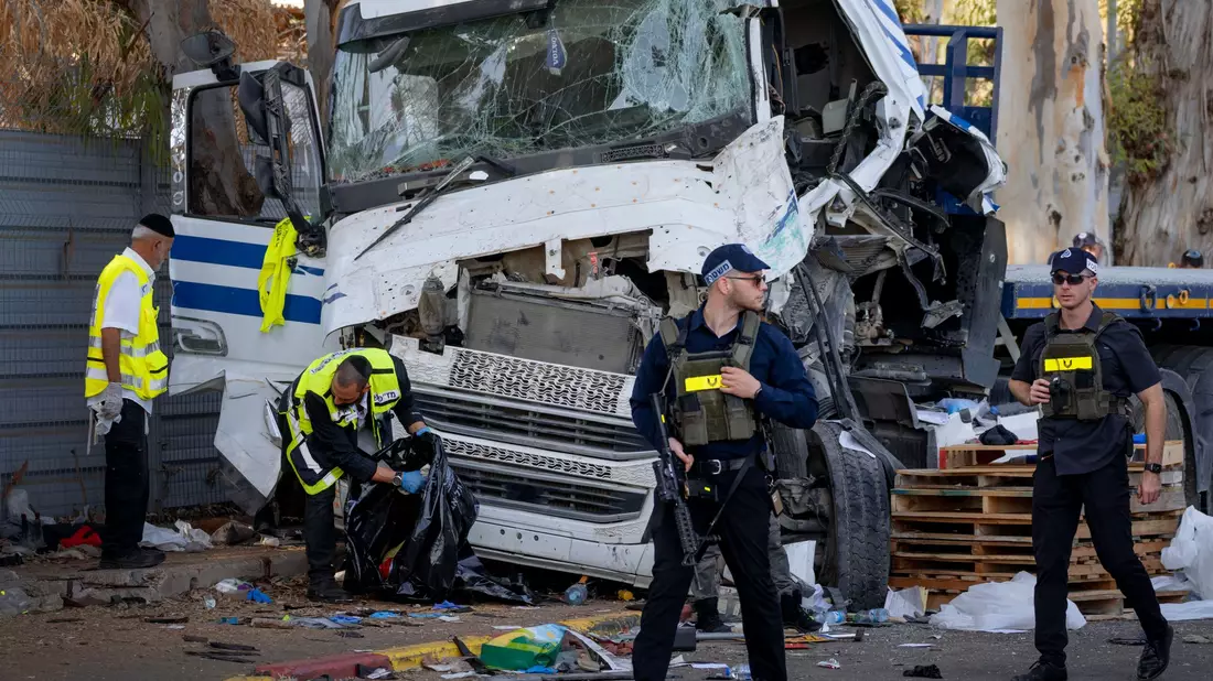 Die israelische Polizei und die Rettungsdienste inspizieren den Ort, an dem ein Lastwagenfahrer eine Bushaltestelle in der Nähe eines Armeestützpunktes gerammt und dabei Dutzende von Menschen verletzt hat. - Bild: Oded Balilty/AP/dpa