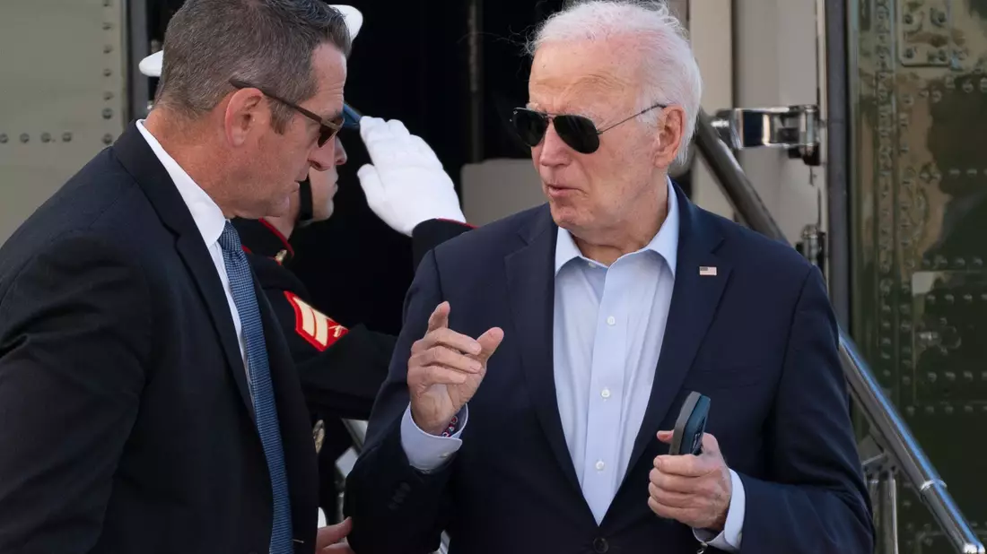 Präsident Joe Biden spricht mit einem Secret Service Agenten, als er mit der Marine One auf der Delaware Air National Guard Base in New Castle, Delaware, ankommt. - Bild: Manuel Balce Ceneta/AP/dpa