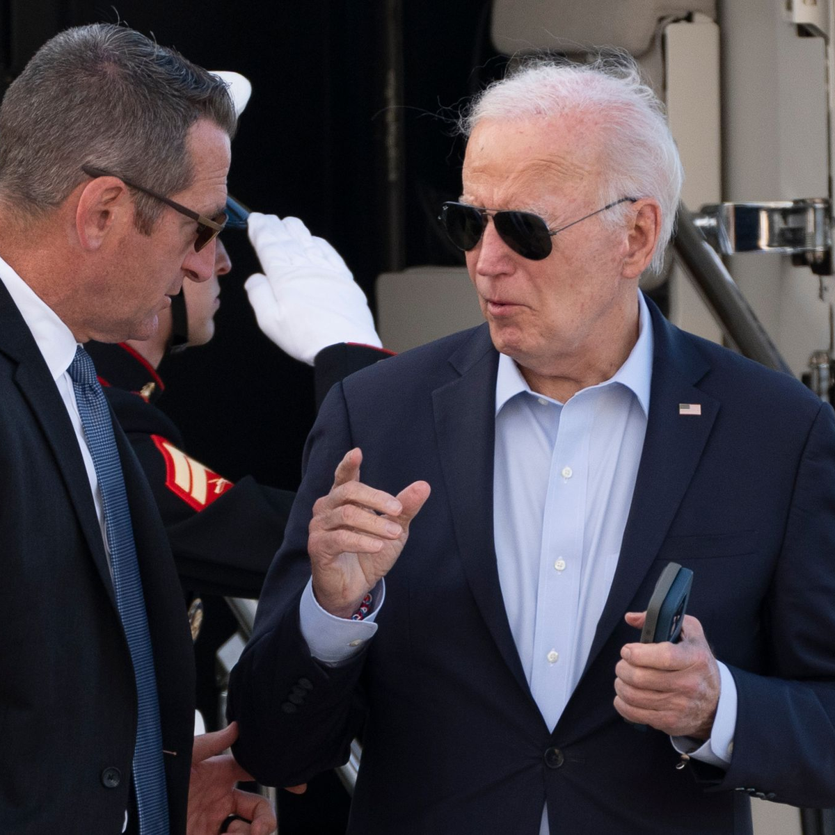 Präsident Joe Biden spricht mit einem Secret Service Agenten, als er mit der Marine One auf der Delaware Air National Guard Base in New Castle, Delaware, ankommt. - Foto: Manuel Balce Ceneta/AP/dpa