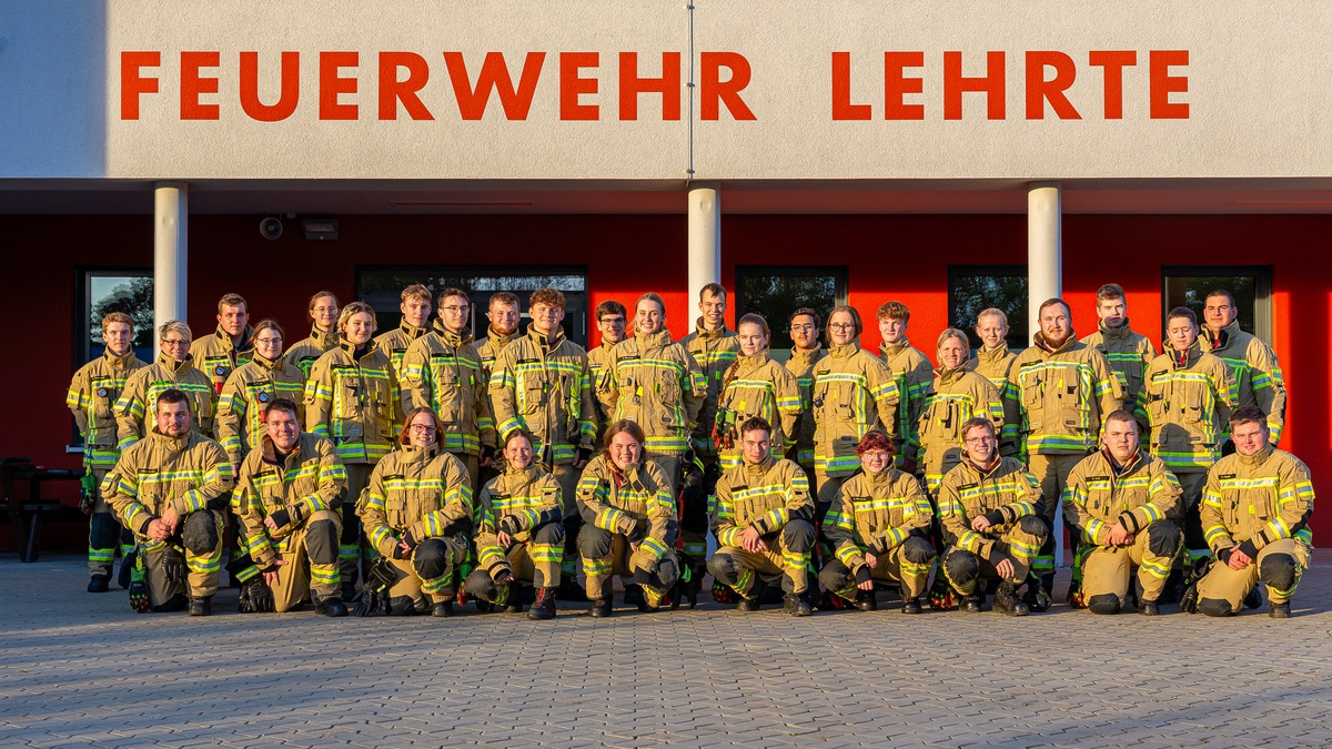 FW Lehrte: Neue Brandschützer im Stadtgebiet Lehrte: 33 Einsatzkräfte qualifizieren sich erfolgreich für den Einsatzdienst - Foto: presseportal.de