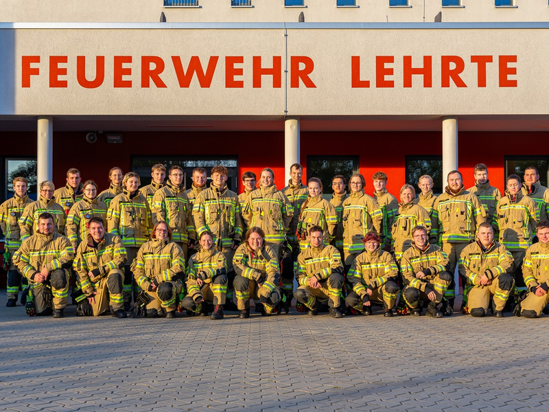 FW Lehrte: Neue Brandschützer im Stadtgebiet Lehrte: 33 Einsatzkräfte qualifizieren sich erfolgreich für den Einsatzdienst - Foto: presseportal.de