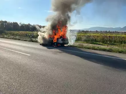 POL-PDLD: Fahrzeugvollbrand führt zu Vollsperrung der BAB65 - Foto: presseportal.de