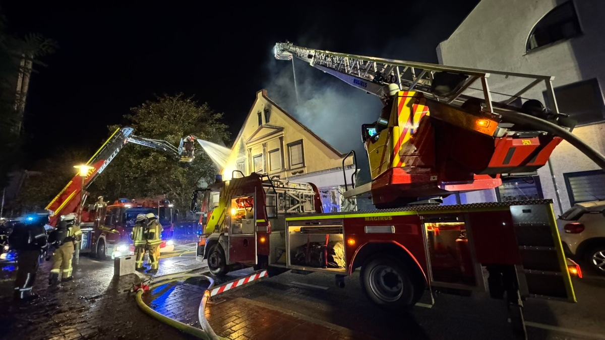 FW Bremerhaven: Dachstuhlbrand in ehemaligem Wohn- und Geschäftsgebäude - Foto: presseportal.de