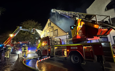FW Bremerhaven: Dachstuhlbrand in ehemaligem Wohn- und Geschäftsgebäude - Foto: presseportal.de