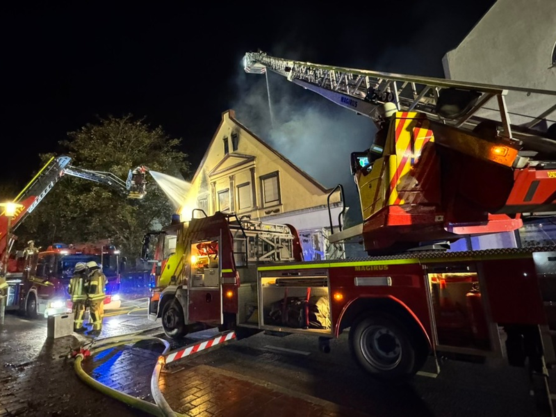 FW Bremerhaven: Dachstuhlbrand in ehemaligem Wohn- und Geschäftsgebäude - Foto: presseportal.de