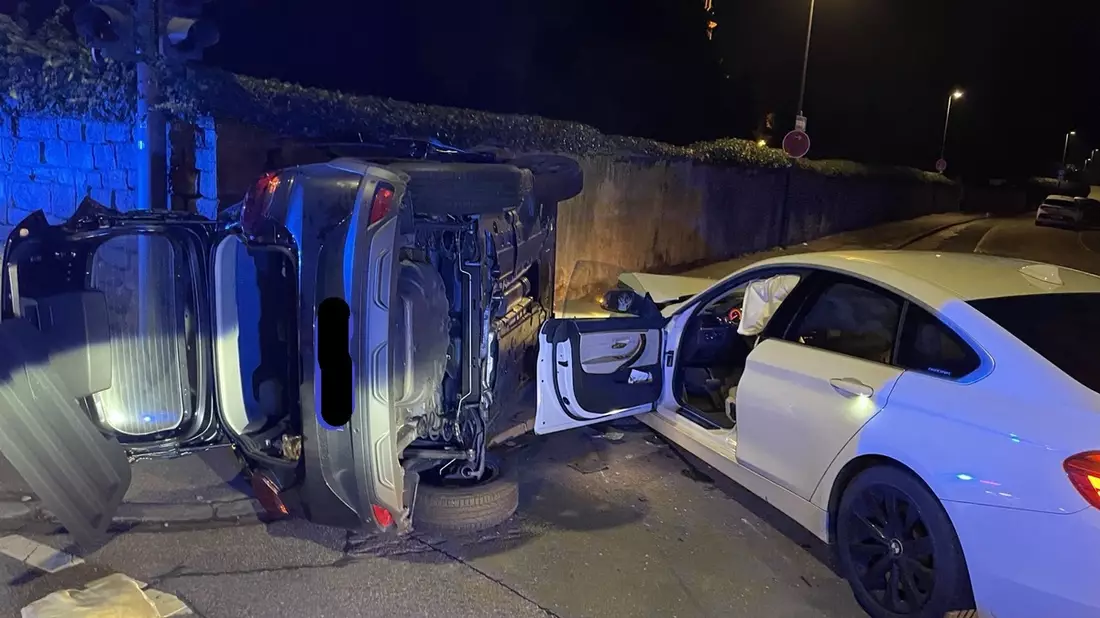 POL-PDTR: Zusammenstoß auf der Kreuzung, Fahrzeug liegt auf der Seite 2 Personen verletzt - Bild: presseportal.de