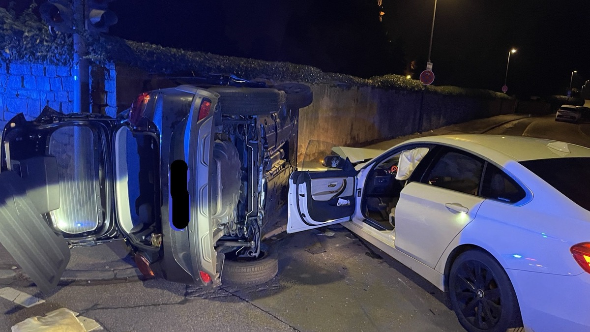 POL-PDTR: Zusammenstoß auf der Kreuzung, Fahrzeug liegt auf der Seite 2 Personen verletzt - Foto: presseportal.de