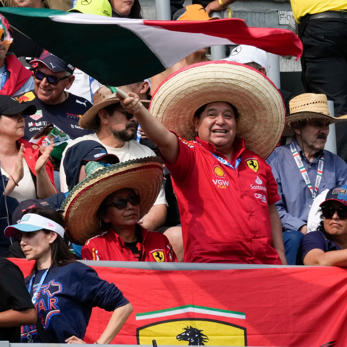 Etwas ganz anderes als die Diskussion um seinen Fahrstil bereitet Verstappen Sorge. - Foto: Moises Castillo/AP/dpa