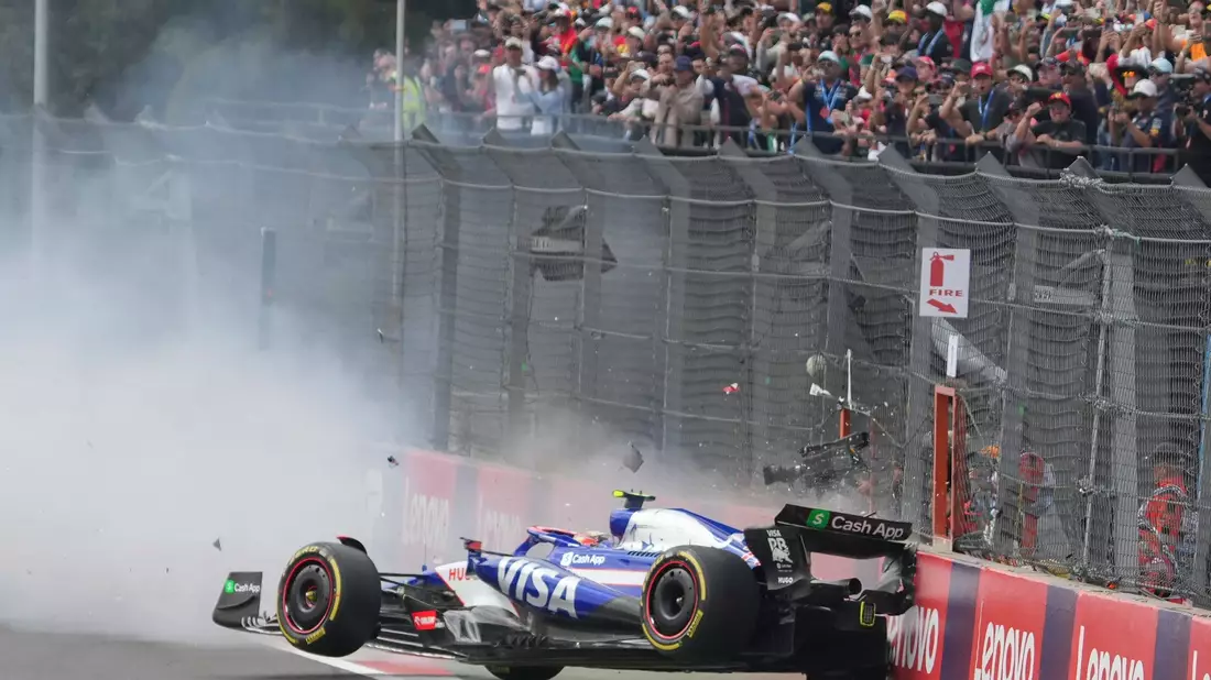 Mit seinem Crash sorgt Yuki Tsunoda direkt nach dem Start für eine Safety-Car-Phase. - Bild: Fernando Llano/AP