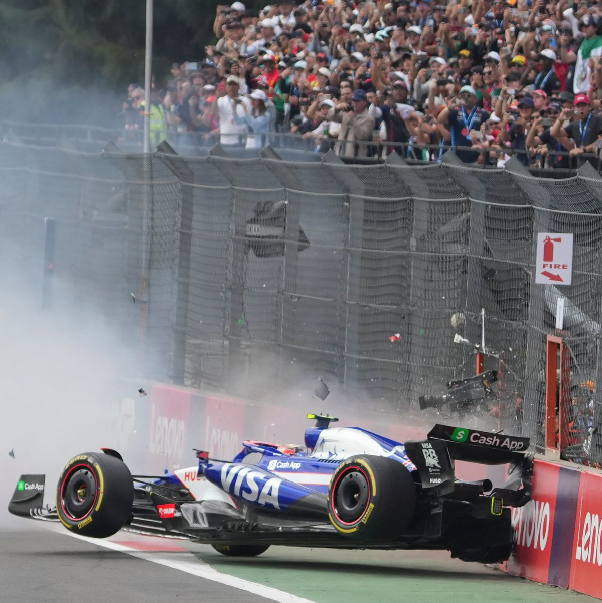 Mit seinem Crash sorgt Yuki Tsunoda direkt nach dem Start für eine Safety-Car-Phase. - Foto: Fernando Llano/AP