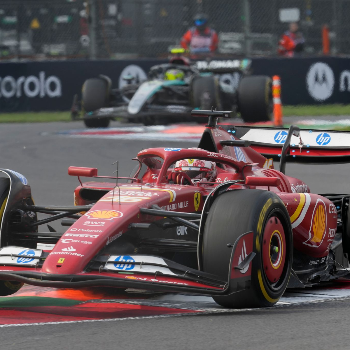 Er profitiert vom Duell zwischen Verstappen und Norris.  - Foto: Moises Castillo/AP