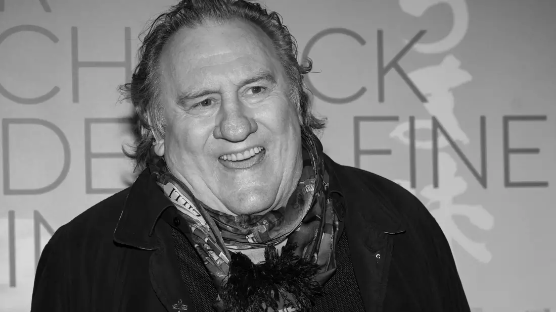 Wegen Verdachts sexueller Übergriffe steht Gerard Depardieu erstmals vor Gericht.  - Bild: Jens Kalaene/dpa