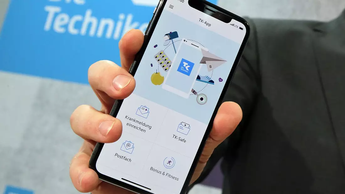 App statt Aktenordner: Mit der elektronischen Patientenakte sollen Versicherte ihre Gesundheitsdaten immer per Smartphone griffbereit haben. (Symbolbild) - Bild: Wolfgang Kumm/dpa