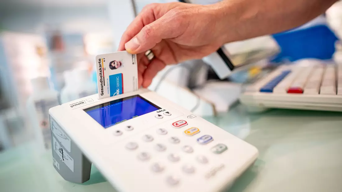 Die Gesundheitskarte ist der Türöffner zur elektronischen Patientenakte. Wird sie ins Lesegerät gesteckt, bekommt die Praxis Einblick in Befunde, Arztbriefe und andere Gesundheitsdokumente des Patienten. (Archivbild) - Bild: Fabian Sommer/dpa/dpa-tmn