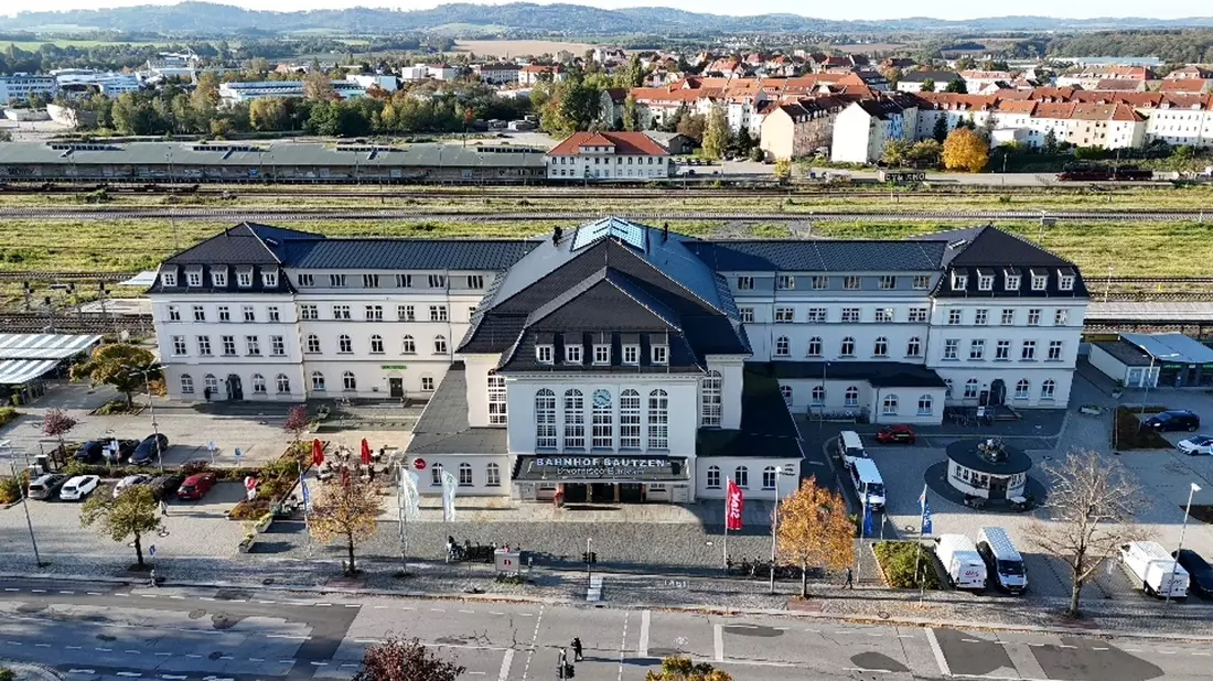Bestach die Jury mit seinem «hellen und offenen Innenleben»: Der Bahnhof Bautzen. (Foto Produktion) - Bild: Sebastian Kahnert/dpa